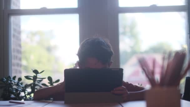 Çocuk Masasında Dijital Tablet Bilgisayar Kullanıyor — Stok video
