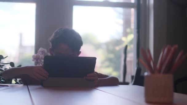 男孩在办公桌前使用数字平板电脑 — 图库视频影像