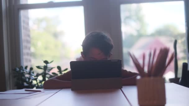 Αγόρι Χρησιμοποιεί Ένα Ψηφιακό Tablet Υπολογιστή Στο Γραφείο — Αρχείο Βίντεο