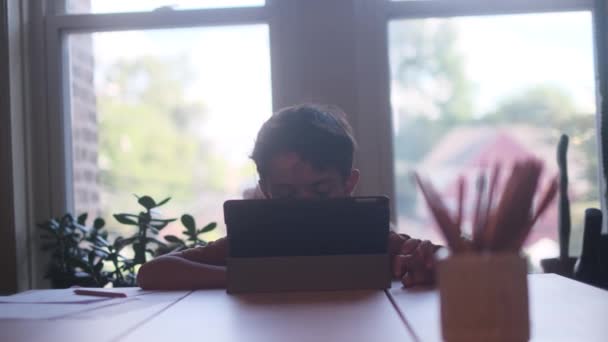 Αγόρι Χρησιμοποιεί Ένα Ψηφιακό Tablet Υπολογιστή Στο Γραφείο — Αρχείο Βίντεο