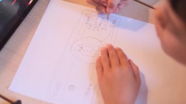 Çocuk kağıt para banknotuna resim çiziyor. 