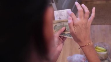 Kadın süpermarket faturaları ve yiyecek faturaları enflasyon ekonomik kriz, artan maliyet iç ekonomide durgunluk