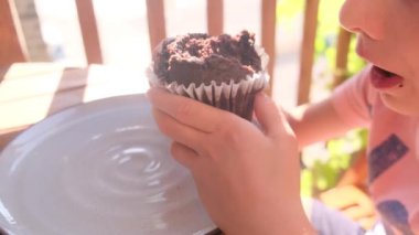 Genç çocuk kek yeme