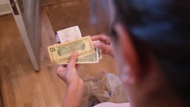 Mujer Contando Supermercado Factura Dinero Comida Recibo Inflación Crisis Económica — Vídeos de Stock