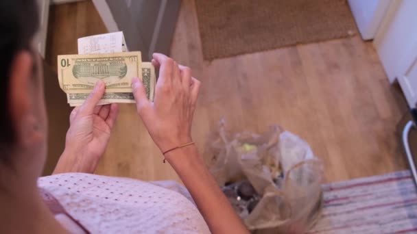 Mujer Contando Supermercado Factura Dinero Comida Recibo Inflación Crisis Económica — Vídeos de Stock