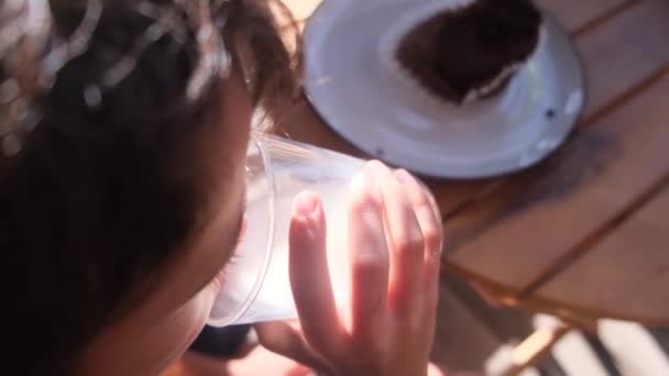 Jongen Eten Chocolade Cupcake Met Melk — Stockvideo