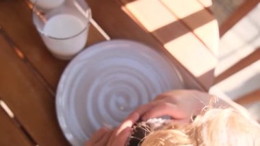 Genç çocuk kek yeme