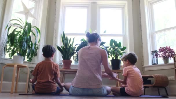 Genç Anne Çocuklara Yoga Öğretiyor Evde Yoga Asanas Sağlıklı Yaşam — Stok video