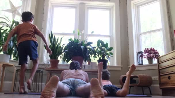 Genç Anne Çocuklara Yoga Öğretiyor Evde Yoga Asanas Sağlıklı Yaşam — Stok video
