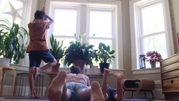 Joven Madre Enseña Los Niños Yoga Asanas Práctica Casa Estilo — Vídeos de Stock