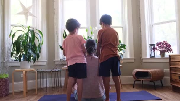 Frau Praktiziert Yoga Und Ihre Söhne Kommen Ihr — Stockvideo