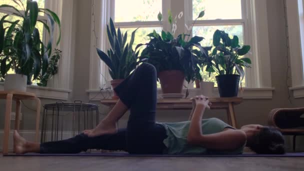 Junge Frau Haus Praktiziert Yoga Wellness Gesunden Lebensstil Stress Mundfullnes — Stockvideo