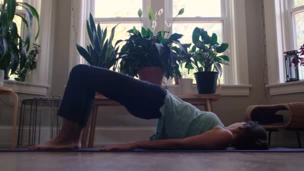 Jonge Vrouw Binnen Oefenen Yoga Wellness Gezonde Levensstijl Stress Mundfullnes — Stockvideo