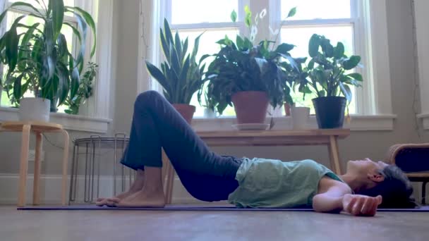 若い女性屋内ヨガウェルネス健康的なライフスタイルのストレス Mundfullnes — ストック動画