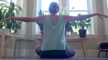 Evde yoga yapan genç bir kadın. Sağlıklı yaşam tarzı. Stres çok fazla.