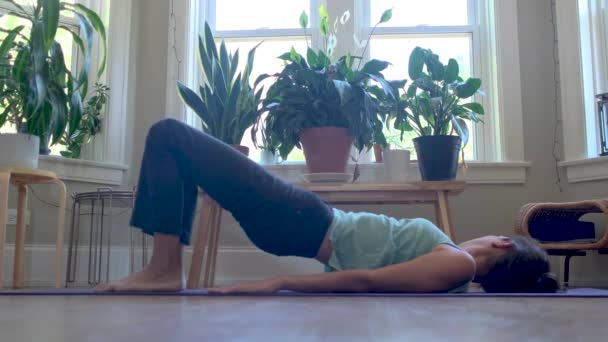 Młoda Kobieta Domu Ćwiczenia Jogi Wellness Zdrowy Styl Życia Stres — Wideo stockowe