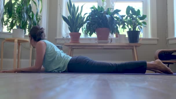 Mladá Žena Uvnitř Cvičení Jógy Wellness Zdravý Životní Styl Stres — Stock video