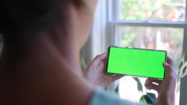 Mujer Con Teléfono Inteligente Con Tecla Croma Pantalla Verde Casa — Vídeos de Stock