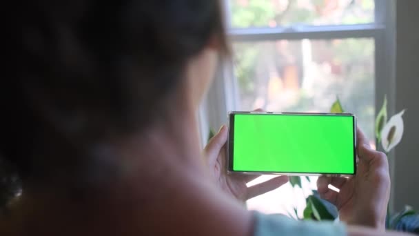 Žena Chytrým Telefonem Zelenou Obrazovkou Chroma Klíč Doma Při Pohledu — Stock video