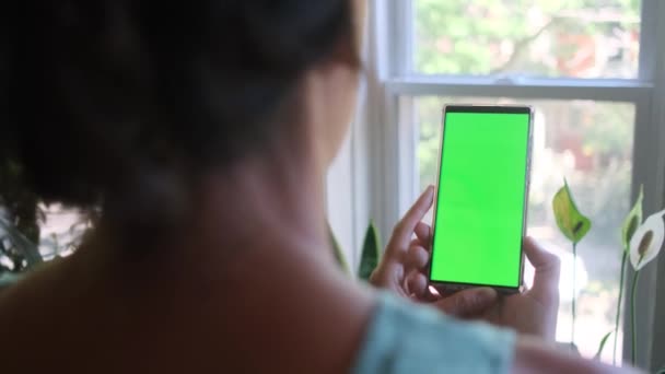 Mujer Con Teléfono Inteligente Con Tecla Croma Pantalla Verde Casa — Vídeo de stock