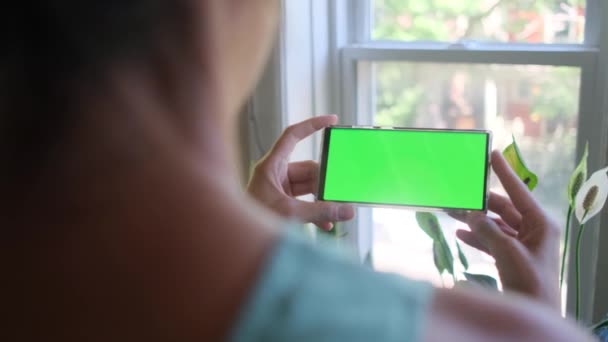 Žena Chytrým Telefonem Zelenou Obrazovkou Chroma Klíč Doma Při Pohledu — Stock video