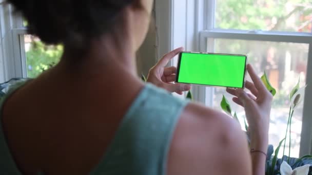 Akıllı Telefonlu Yeşil Ekran Krom Anahtarlı Bir Kadın Sabahları Ekranda — Stok video