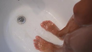 Duştaki genç kadının bacakları ve ayakları sıcak su insanı esmer güzel bacaklar konsepti kişisel kişisel bakım anı