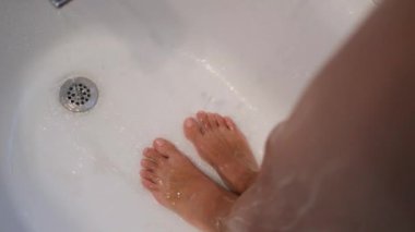 Duştaki genç kadının bacakları ve ayakları sıcak su insanı esmer güzel bacaklar konsepti kişisel kişisel bakım anı