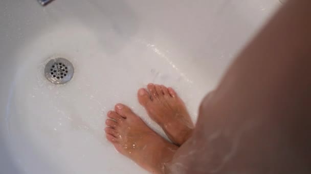 Ноги Ноги Молодої Жінки Душі Гаряча Вода Людина Брюнетка Гарненька — стокове відео