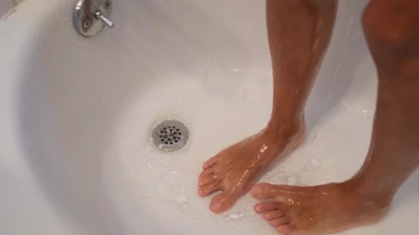 샤워실 온수를 마시는 여성의 다리와 개념은 자신을 돌보는 순간을 편안하게 — 비디오
