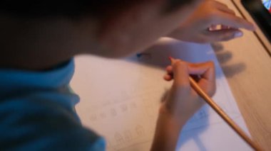 Çocuk devlet binasını çiziyor, hükümet masasında. 