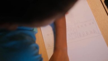 Çocuk devlet binasını çiziyor, hükümet masasında. 