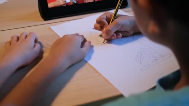 男孩在办公桌前用平板电脑画出卡通人物 — 图库视频影像