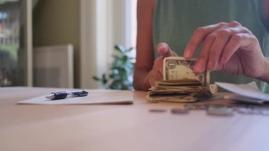 Para sayan kadın ekonomik krizi finanse ediyor ekonomik kriz ekonomik kriz ev kredisi kriz ev kredisi ev içi dolar notlar alıyor