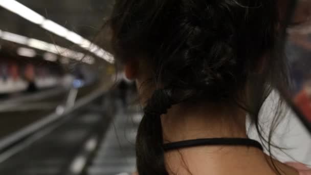 Mladá Žena Batohem Městě Metro — Stock video