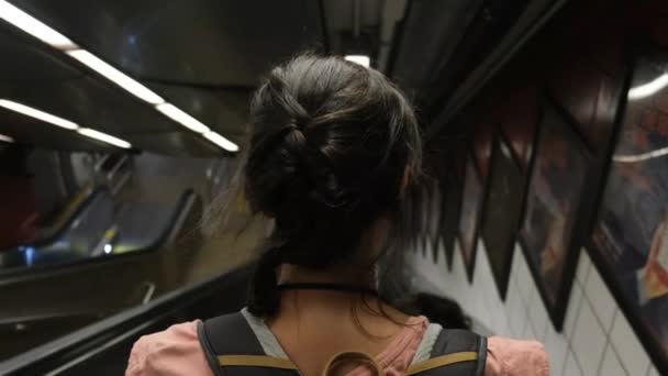 Metroda Sırt Çantalı Genç Bir Kadın Var — Stok video