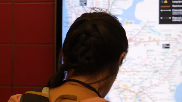 Metroda Haritaya Bakan Genç Bir Kadın — Stok video