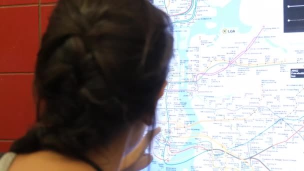 Jonge Vrouw Zoek Naar Kaart Metro — Stockvideo