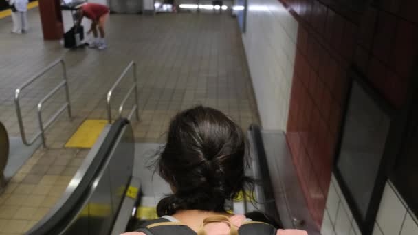 Metroda Sırt Çantalı Genç Bir Kadın Var — Stok video