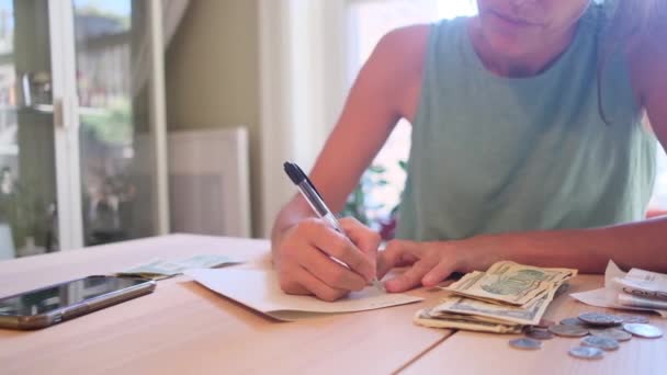 お金を計算する女性経済危機インフレクラッシュ経済住宅ローン危機家の中ドル紙幣を取るコイン — ストック動画