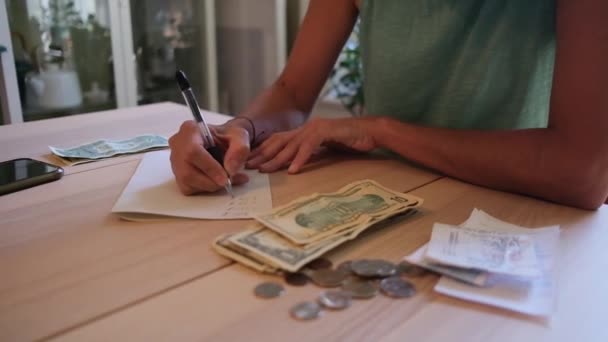 Γυναίκα Υπολογισμός Καταμέτρηση Των Χρημάτων Οικονομικά Οικονομική Κρίση Πληθωρισμός Συντριβή — Αρχείο Βίντεο