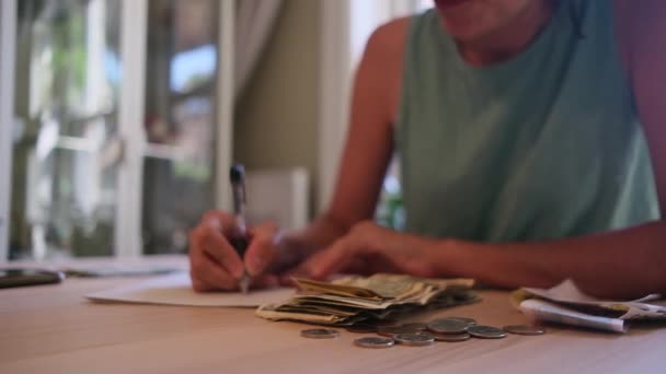 Mujer Calculando Contando Dinero Finanzas Crisis Económica Inflación Colapso Economía — Vídeos de Stock