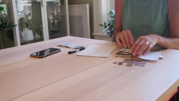 Mujer Calculando Contando Dinero Finanzas Crisis Económica Inflación Colapso Economía — Vídeo de stock