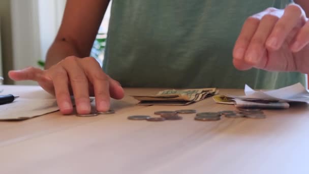 お金を計算する女性経済危機インフレクラッシュ経済住宅ローン危機家の中ドル紙幣を取るコイン — ストック動画