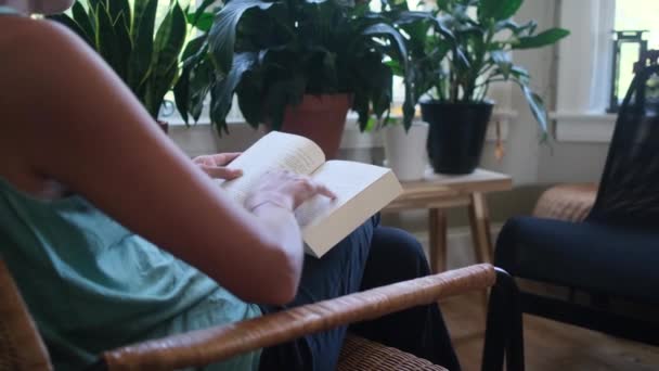 Frau Allein Hause Lesen Freie Ruhe Studium Persönliche Zeit Persönliche — Stockvideo