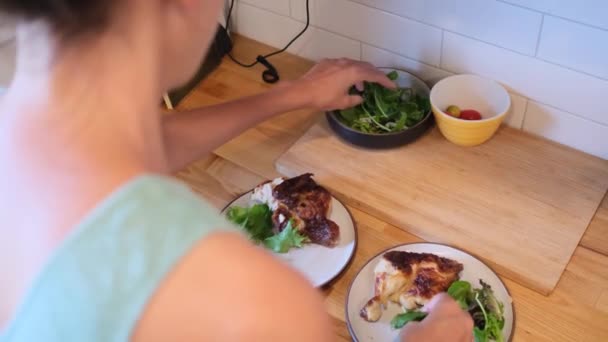 Femeie Pregătește Salată Alimentară Sănătoasă Prăjită Pui Legume Asortate Diferite — Videoclip de stoc