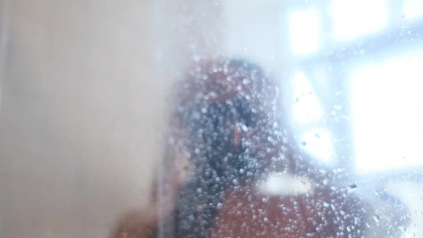 在家里年轻女人洗澡 — 图库视频影像
