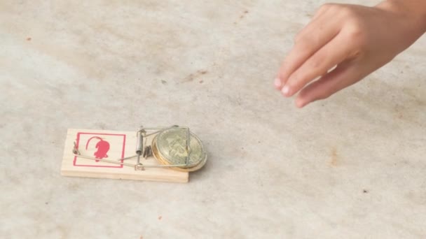 Ποντικοπαγίδα Χέρι Picking Χρήματα Bitcoin Μετρητά Σύμβολο Της Οικονομίας Παγίδα — Αρχείο Βίντεο