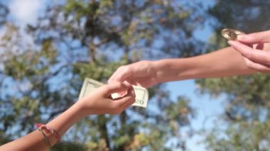 Para değiş tokuşu bitcoins dolar konsept ekonomi simge iş anne oğul ekonomik kriz enflasyon