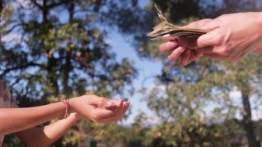 Para değiş tokuşu bitcoins dolar konsept ekonomi simge iş anne oğul ekonomik kriz enflasyon